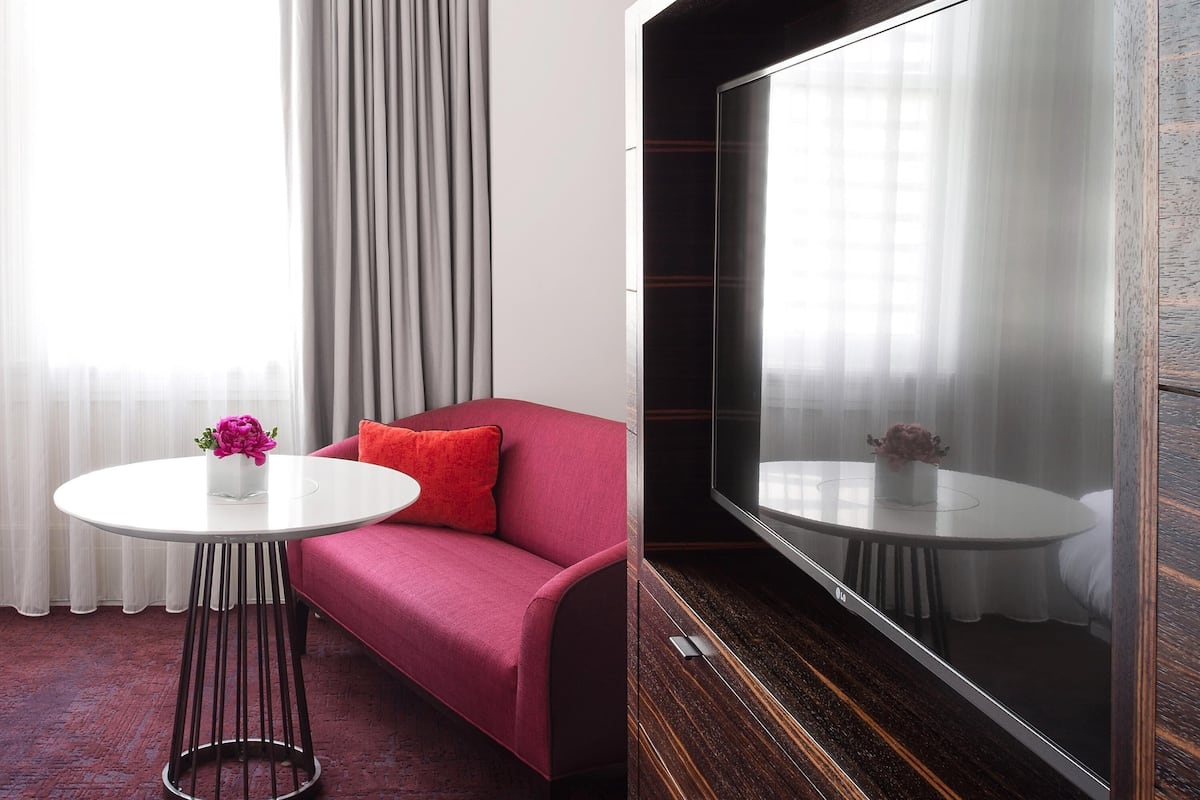 Deluxe Room, 1 Katil Raja (King) | Peralatan tempat tidur premium, bar mini, peti besi dalam bilik