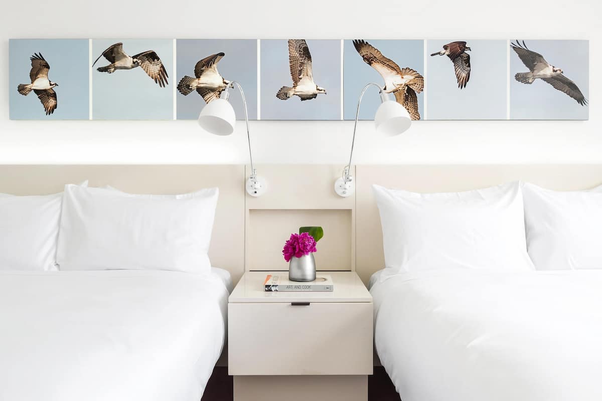 Deluxe Double Room, 2 Katil Ratu (Queen) | Peralatan tempat tidur premium, bar mini, peti besi dalam bilik