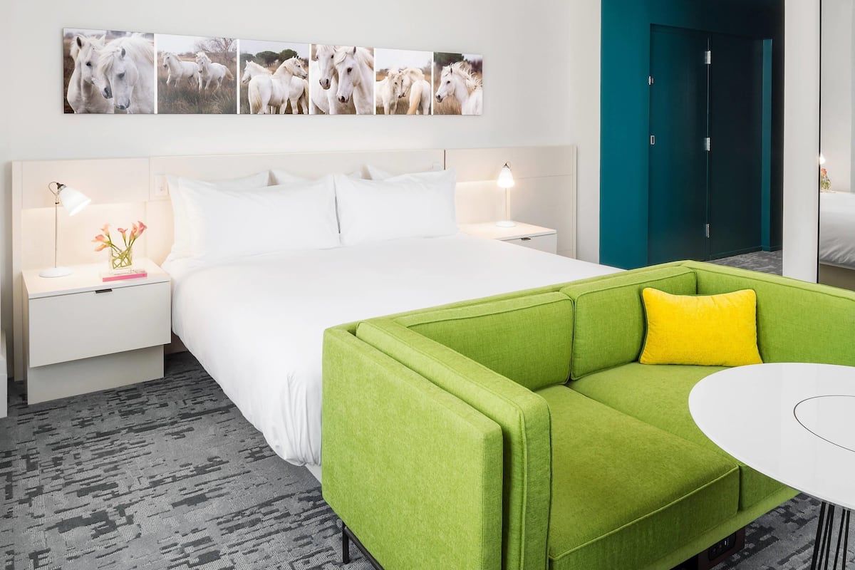 Room, 1 Katil Raja (King), Corner | Peralatan tempat tidur premium, bar mini, peti besi dalam bilik