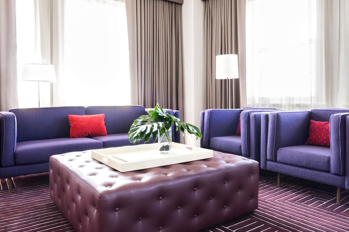 Suite (21C) | Peralatan tempat tidur premium, bar mini, peti besi dalam bilik