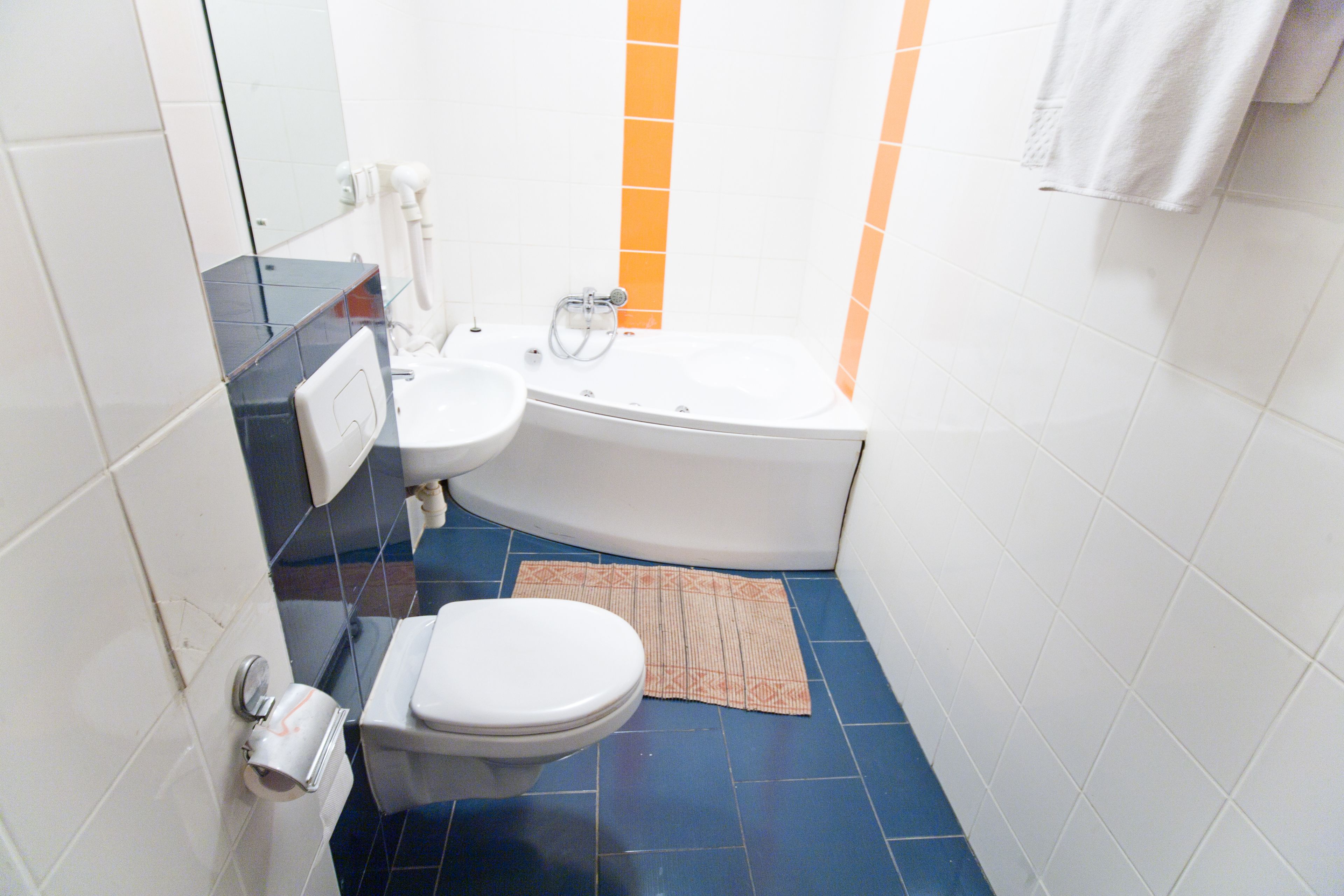 Luxury Single Room | Bathroom | Hair dryer, towels, soap, shampoo