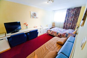 In-room safe, desk, free WiFi, bed sheets - Hostel Malinowski City (Gliwice)