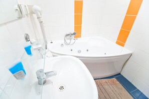 Secador de cabelo, toalhas de banho, sabonete, shampoo