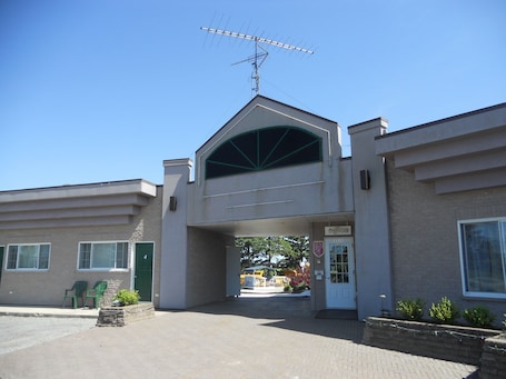 Exterior. Motel Normandie