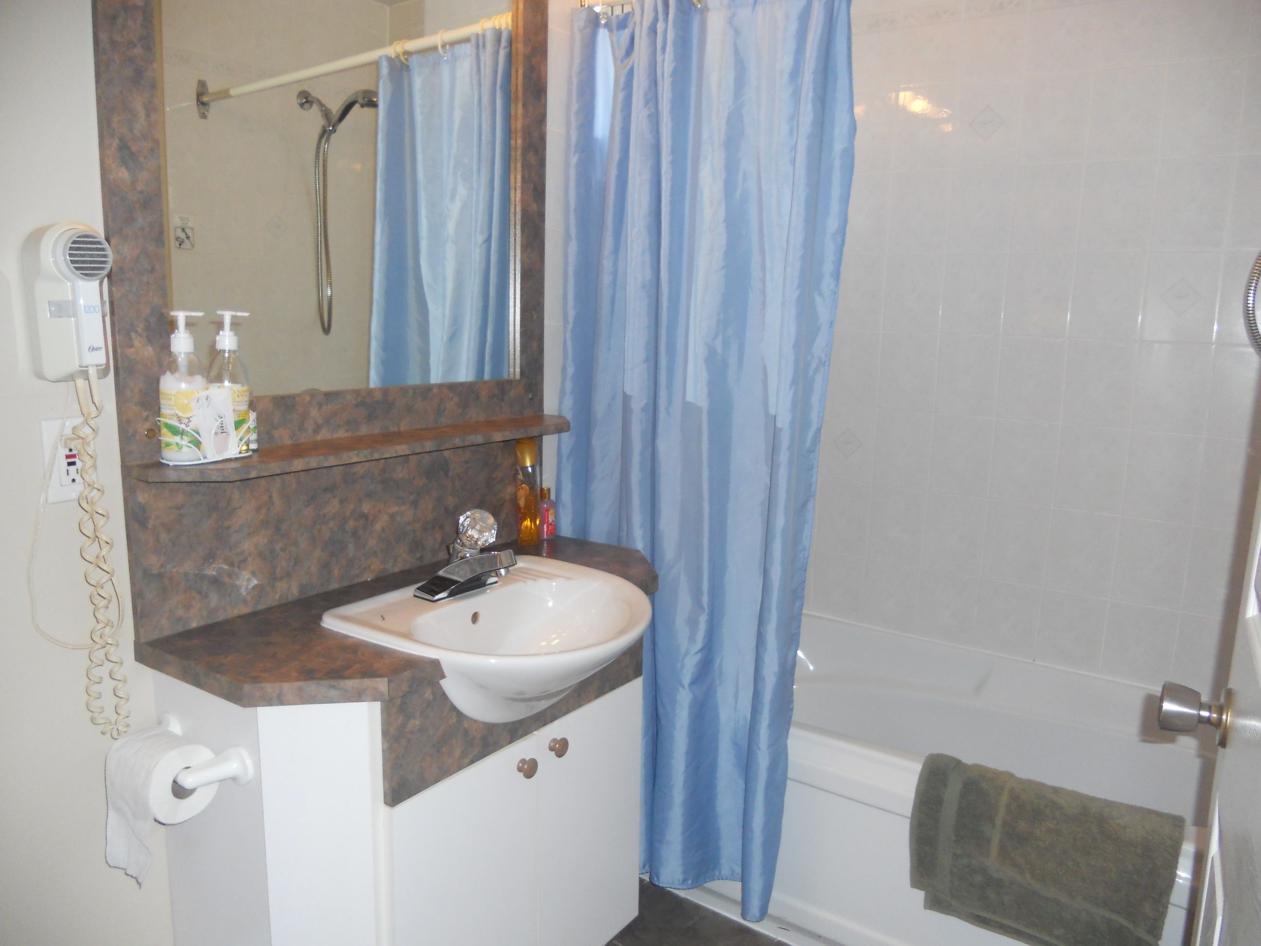 Habitación Deluxe, 1 cama de matrimonio | Baño | Artículos de higiene personal gratuitos, toallas, jabón y champú