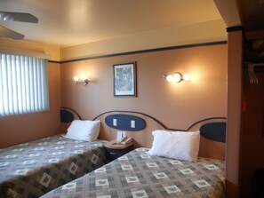 Double Room with Two Double Beds | Desk, free WiFi, bed sheets - Motel Normandie (Louiseville)