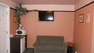 Chambre Classique, plusieurs lits | Coin séjour | Télévision LED de 40 pouces avec chaßnes par cùble, télévision