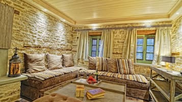 Suite | Living area | Flat-screen TV, fireplace