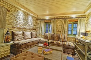 Living area - Aithrio Guesthouse (Zagori)