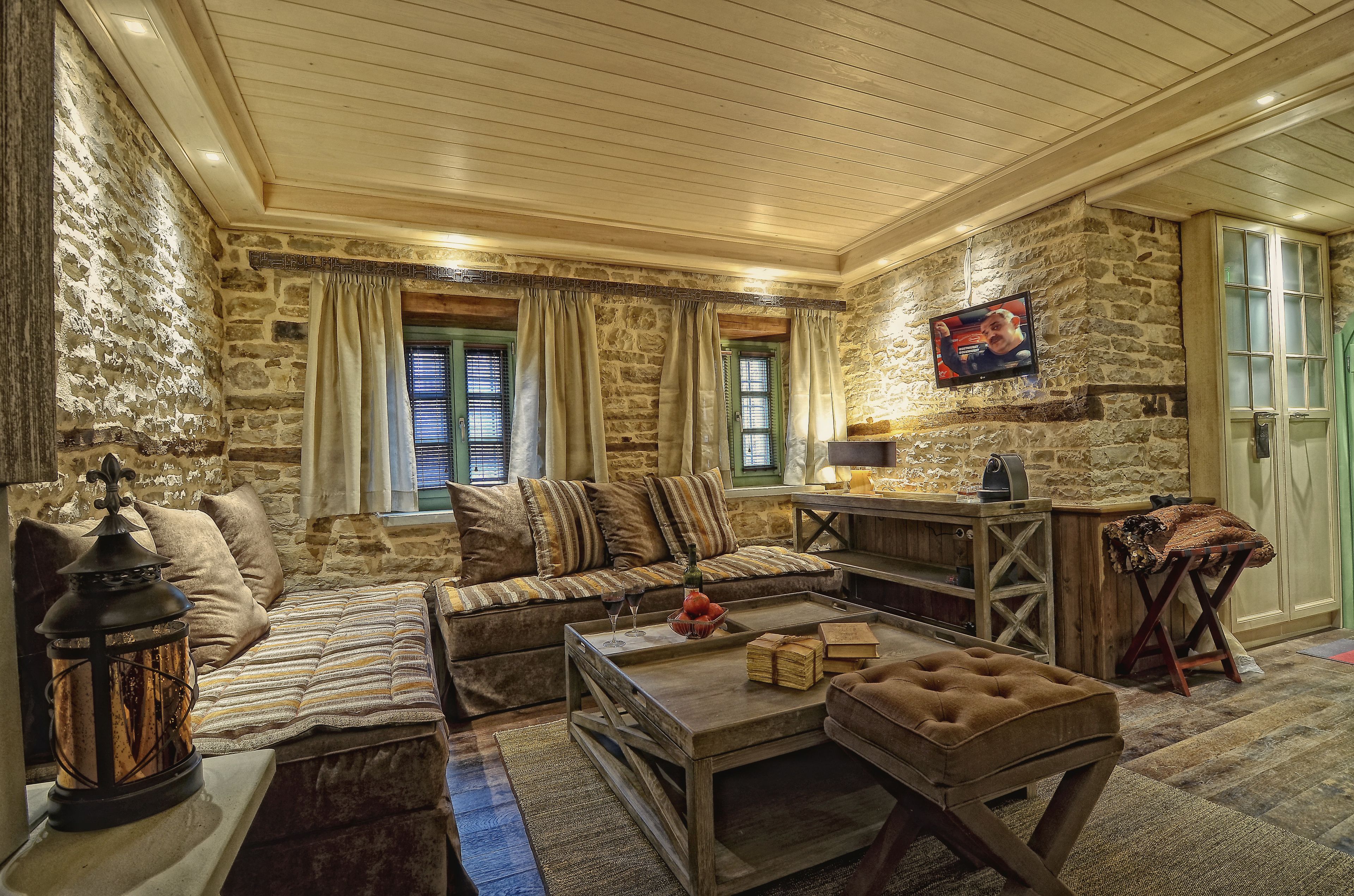 Suite | Living area | Flat-screen TV, fireplace