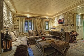 套房 | 起居区 | 平板电视、壁炉