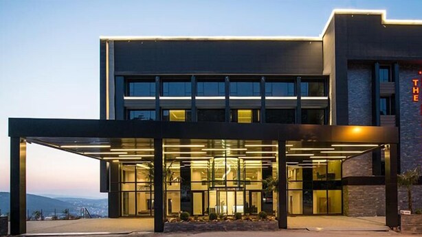 Un edificio moderno con una entrada destacada y un letrero que dice "BERUSSA".