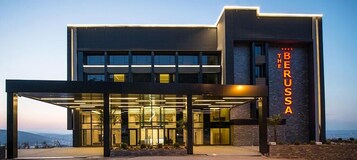 住宿正面 (夜晚)