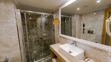 Deluxe kamer, 1 twee- of 2 eenpersoonsbedden | Badkamer | Een douche, designer toiletartikelen, een haardroger, pantoffels