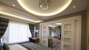 Una habitación de hotel con una cama grande, un escritorio y un armario.