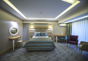 Deluxe-Doppel- oder -Zweibettzimmer | Hochwertige Bettwaren, Minibar, Zimmersafe, Schreibtisch