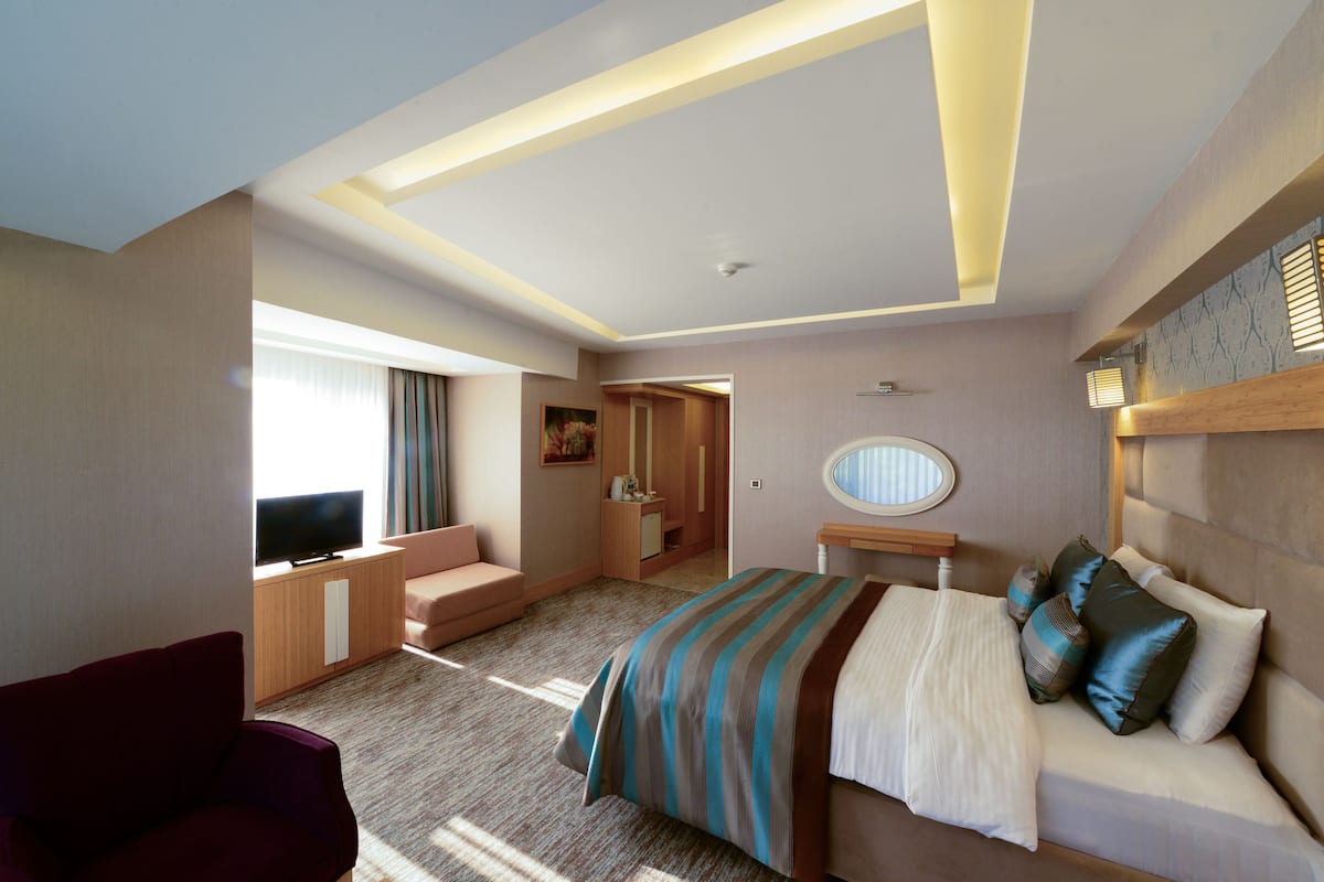 Kamar Double atau Twin Deluks | Seprai premium, minibar, brankas, dan meja kerja