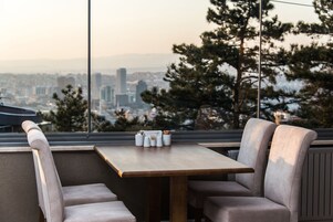 Se sirven desayunos, almuerzos, cenas y cocina internacional 