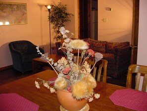 스탠다드 콘도, 침실 2개 (1.5 bathrooms) | 거실 공간 | 평면 TV