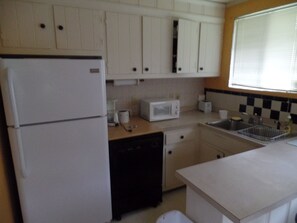 Standard Condo, 2 Bedrooms (1 bathroom) | Private kitchen | Fridge, microwave, stovetop, dishwasher - Chapel Hill InnTown (Chapel Hill)