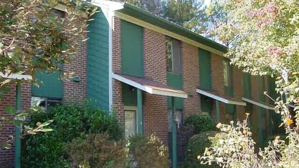 A two-story brick building with green shutters and a covered walkway. - Chapel Hill InnTown (Chapel Hill)