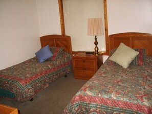 Standard Condo, 2 Bedrooms (1.5 bathrooms) | Desk, iron/ironing board, cribs/infant beds, free WiFi - Chapel Hill InnTown (Chapel Hill)