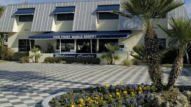 A building with a sign reading "High Point World Resort Welcome Center." - High Point World Resort (Kissimmee)