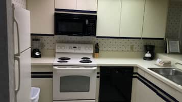 Full-size fridge, microwave, stovetop, dishwasher