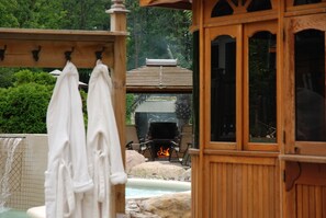 Seasonal outdoor pool, open 10:00 AM to 8:00 PM, sun loungers - L'Oasis de l'Île, Refuge Urbain (Saint-Eustache)