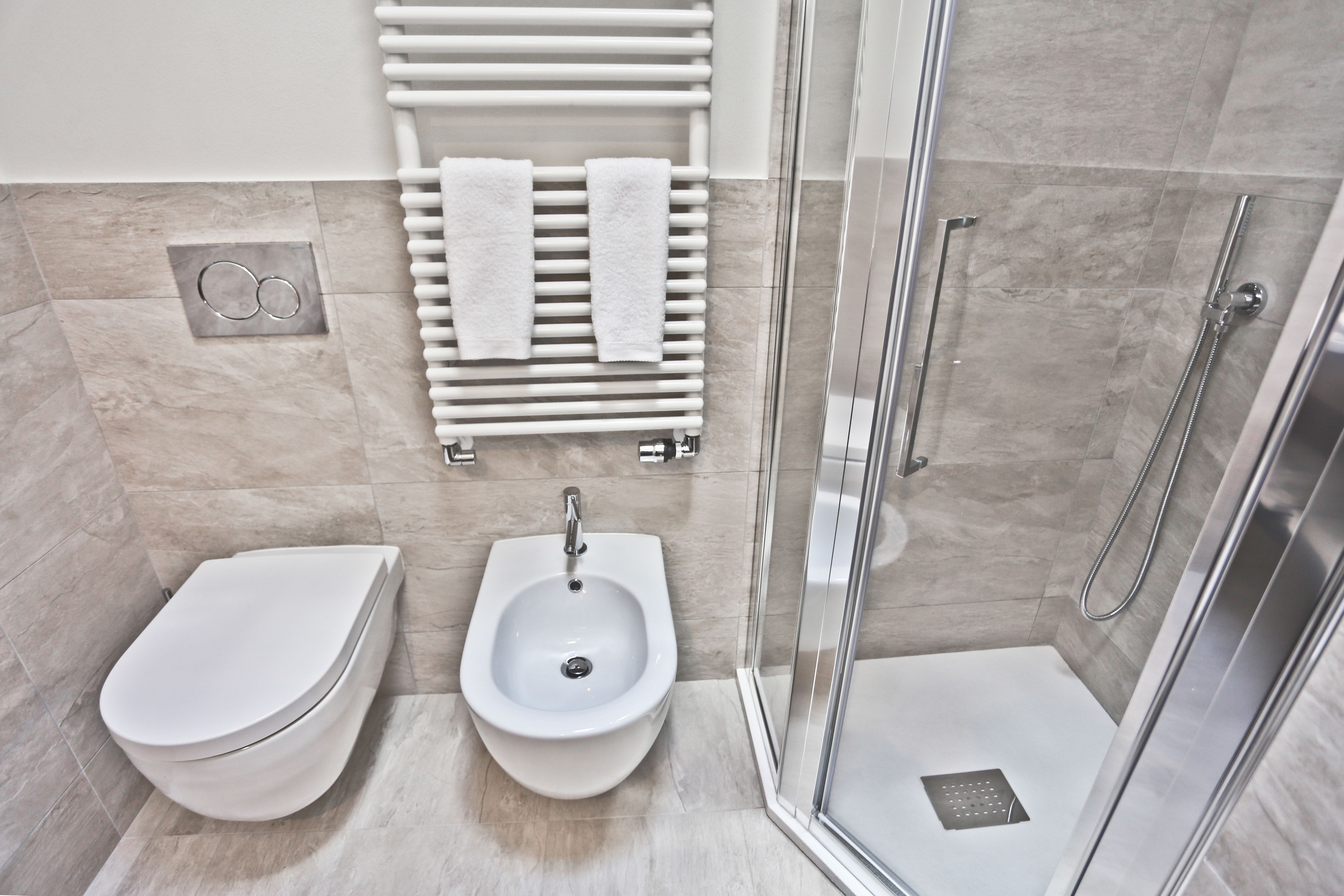 Un baño moderno con bidé, lavamanos y ducha.