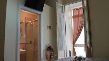 Couette en duvet d'oie, matelas mémoire de forme, minibar