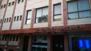 A building with a sign reading "Teatro Massimo". - Da Agnese Locazioni brevi (Cagliari)