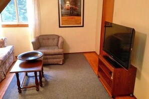 Cottage, 3 Bedrooms | Living room | Flat-screen TV, fireplace, DVD player