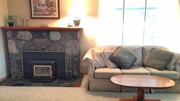 Cottage, 3 phòng ngủ | Phòng khách | TV màn hình phẳng, lò sưởi, đầu đĩa DVD