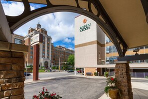 A hotel entrance with a clear view of the Aspen Suites building, a street view, and a parking area.
