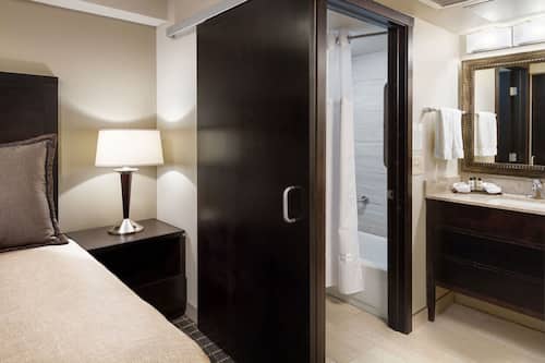 Articles de toilette (gratuits), séchoir à cheveux, serviettes fournies