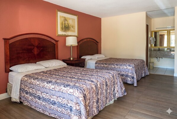 Ropa de cama de alta calidad, escritorio, wifi gratis y ropa de cama
