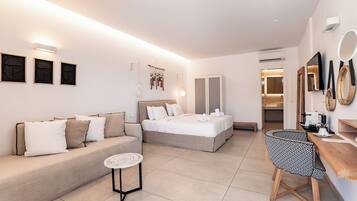 Suite Executive (Super Paradise Sea View) | Biancheria da letto di alta qualità, minibar, una cassaforte in camera