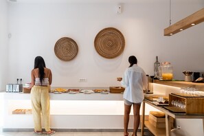 بوفيه فطور مجانًا