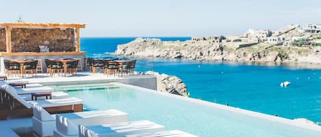 Una piscina al aire libre de temporada