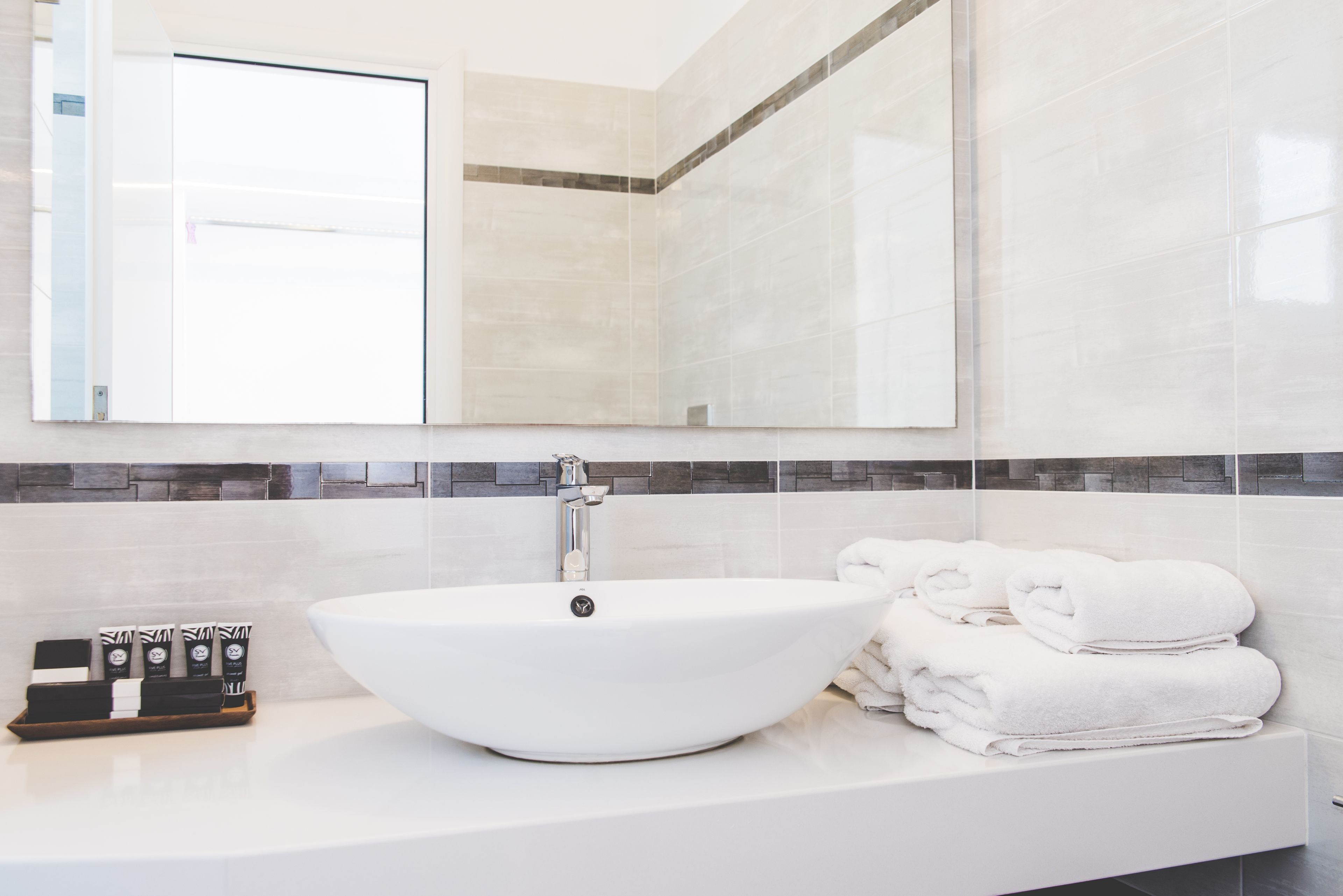 triple room | bathroom | shower, free toiletries, slippers, towels