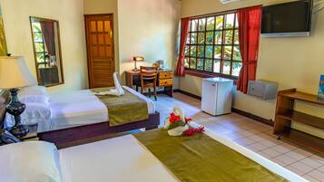 Habitación doble, 2 camas matrimoniales, vista al jardín, en el área del jardín | Caja de seguridad en la habitación, escritorio y wifi gratis