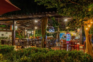 供应早餐、午餐和晚餐，地区菜