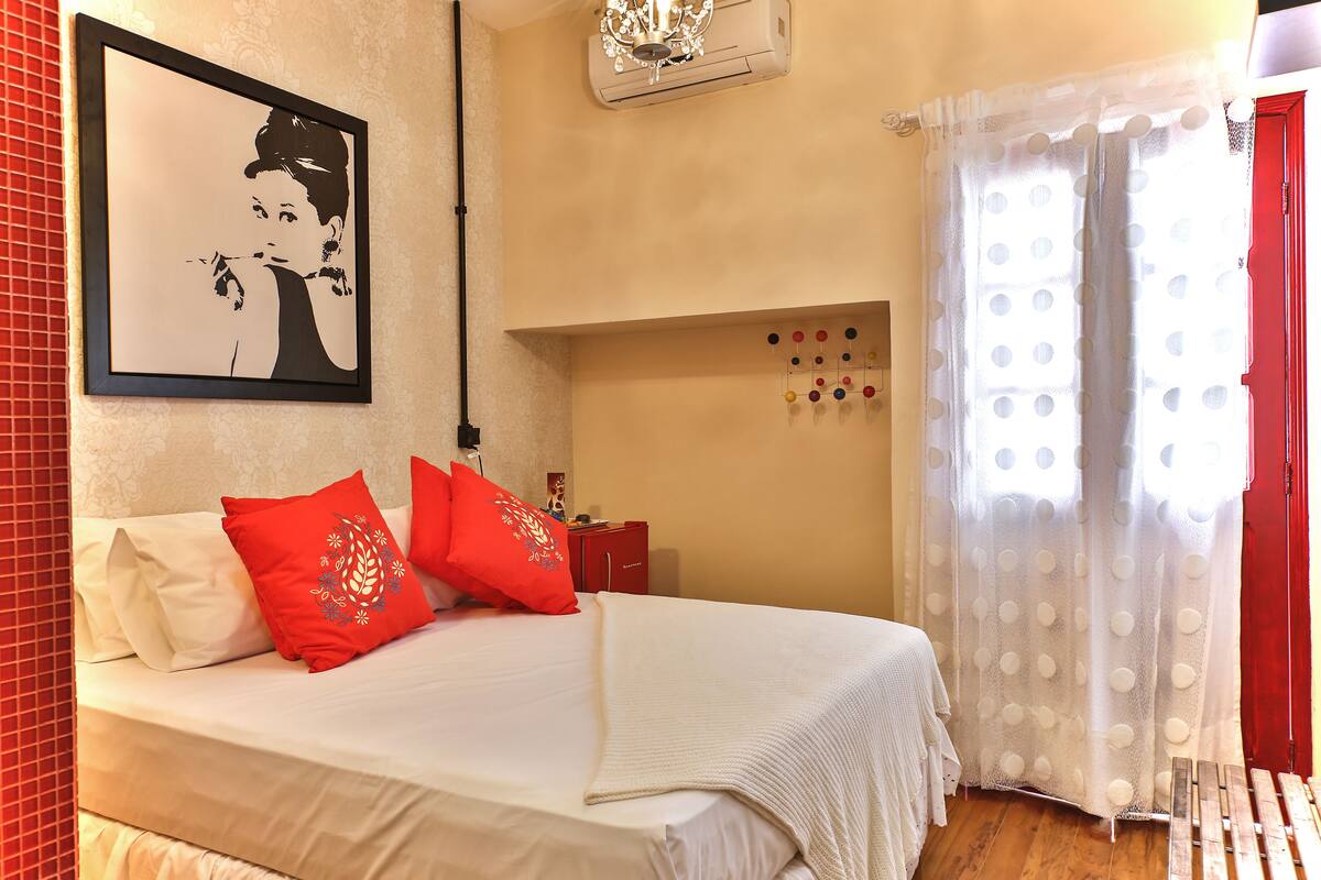Deluxe Double Room, Private Bathroom (Santa Monica) | Individually decorated, individually furnished, iron/ironing board