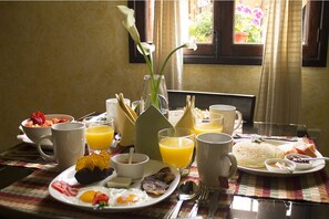 Daily full breakfast (GTQ 55 per person) - Casa Buena Vista (Antigua Guatemala)