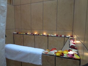 Junior, Bathtub (Fireplace Included) | Bathroom | Free toiletries, towels