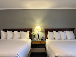 Habitación estándar, 2 camas de matrimonio | Sistema de insonorización y tabla de planchar con plancha