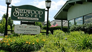 Señal del Motel Sherwood con 42 habitaciones de lujo, Wi-Fi y piscina climatizada al aire libre.