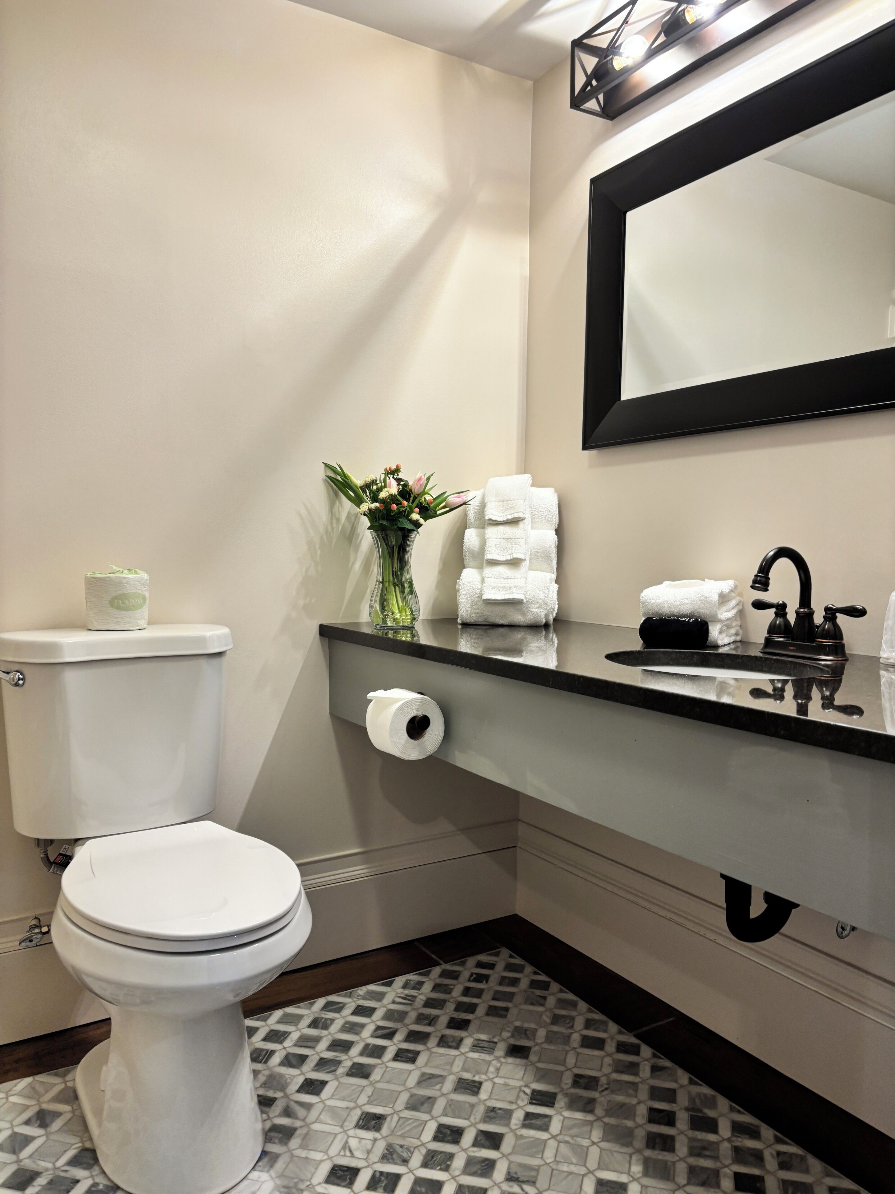 Standard Room, 1 King Bed | Bathroom | Combined shower/tub, hair dryer, towels