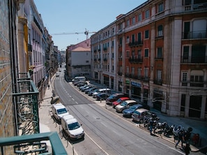 A street view with parked cars and buildings. - Asul B&B (Lisbon)